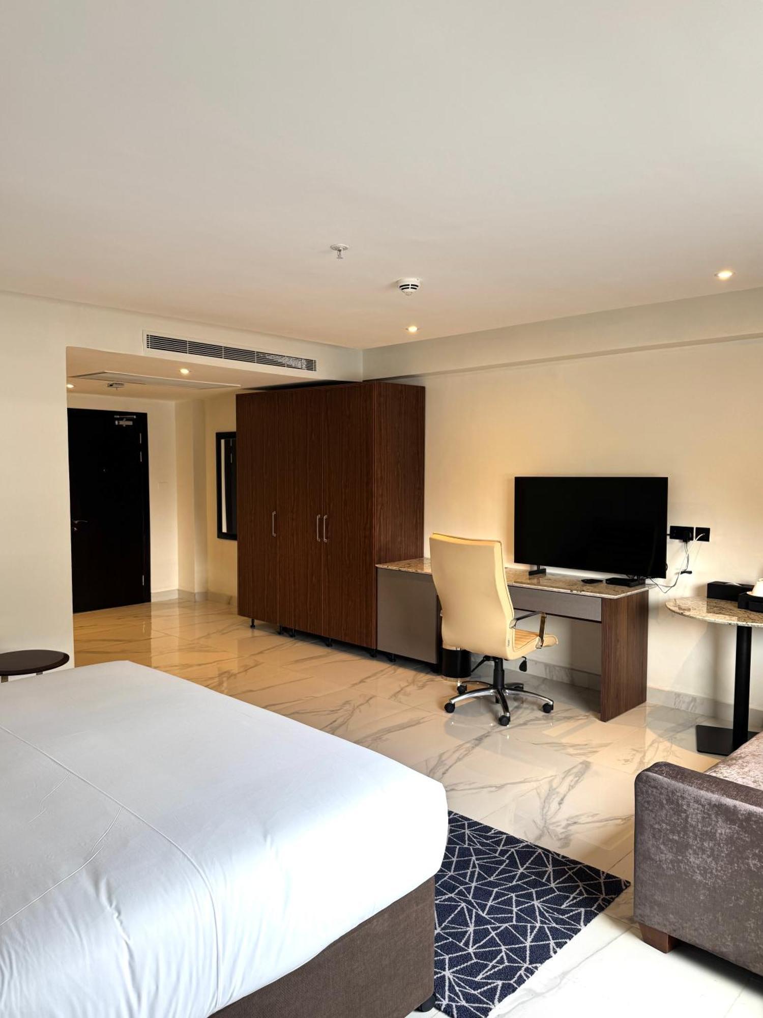 Palms By Eagles Airport City, Formerly Holiday Inn Άκρα Εξωτερικό φωτογραφία