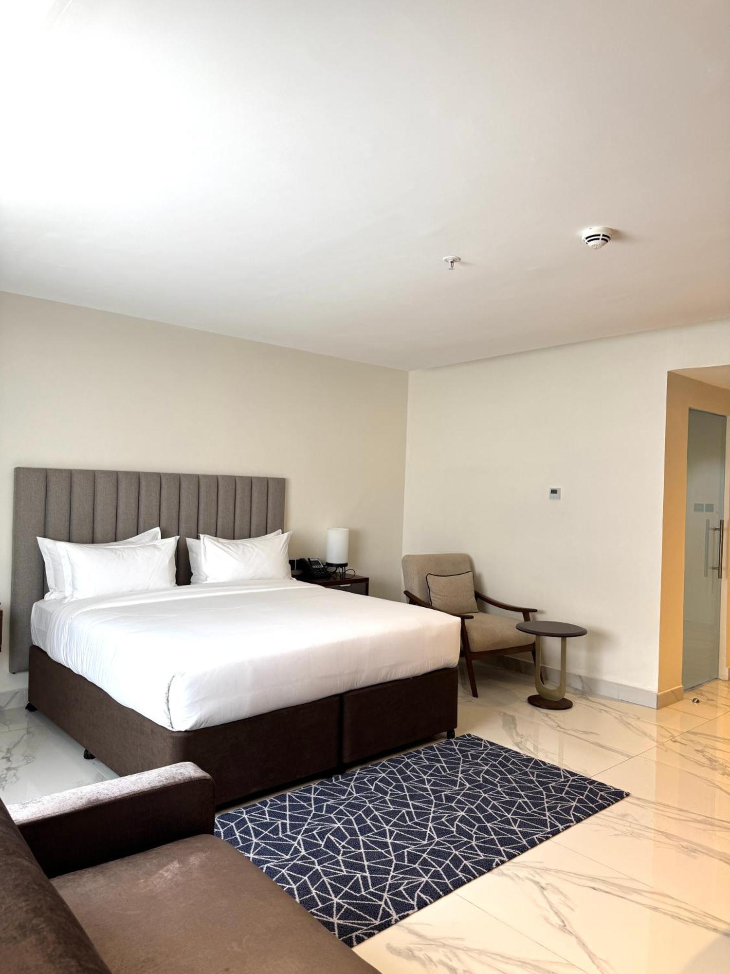 Palms By Eagles Airport City, Formerly Holiday Inn Άκρα Εξωτερικό φωτογραφία